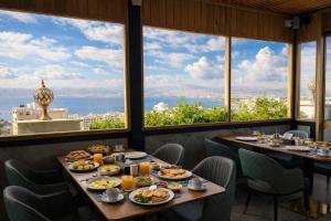 ein Speisesaal mit Tischen voller Speisen und Aussicht in der Unterkunft Aroma Hotel in Aqaba