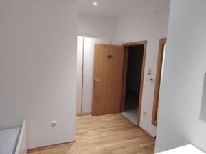 an empty room with a door and a hallway at Hostel i Restoran SEQUOIA in Slatina