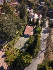 eine Draufsicht auf eine Straße mit Bäumen und einem Gebäude in der Unterkunft 8fold-Pinecrest By LaRiSa, Bhimtal in Bhīm Tāl