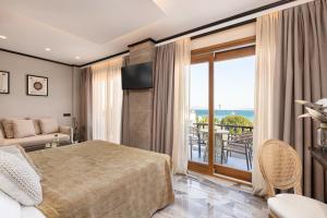 ein Schlafzimmer mit Bett und Meerblick in der Unterkunft Sunrise Hotel in Ireo + 95 Fotos