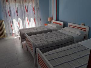 two beds in a bedroom with a window at Hostal RIAÑO TANIS in Riaño
