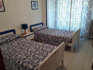 a bedroom with two beds and a window at Hostal RIAÑO TANIS in Riaño