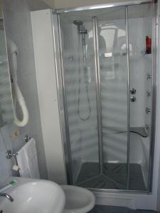 La salle de bains est pourvue d'une douche, de toilettes et d'un lavabo. dans l'établissement Hotel Venezia, à Caorle