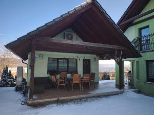 a patio with a table and chairs under a roof at Dom pre hostí blízko centra BB in Banská Bystrica