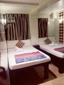 a room with two beds in a room at Payless A2 Guest House in Hong Kong +16 photos