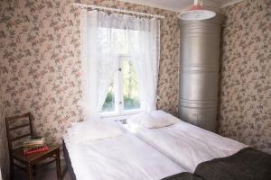 a bedroom with a bed and a window at Sundholms Gård - Sundholmin Tila in Kokkola