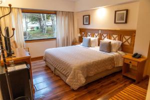 a hotel room with a bed and a window at Altos Ushuaia Hotel & Resto in Ushuaia