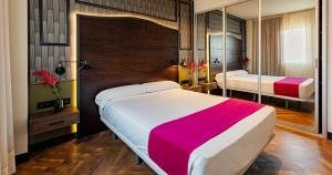 a bedroom with two beds and a mirror at Vértice Sevilla Aljarafe in Bormujos +76 photos