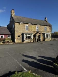 a building on the side of a street at Robin Hood Inn in Wall Houses