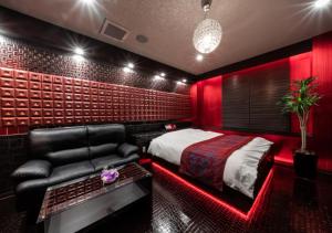 a red bedroom with a bed and a couch at ホテルリンクス柏市豊四季店 in Kashiwa +17 photos