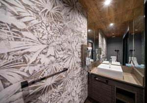 a bathroom with a sink and a wall mural at ホテルリンクス柏市豊四季店 in Kashiwa