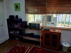 a room with a kitchen with a counter and a window at Pennywhistle in Eersterivier