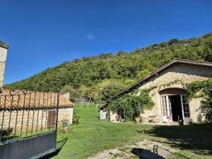 a stone house with a mountain in the background at Las Coussoulesses in Anthé