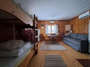 ein Wohnzimmer mit Sofa und Tisch in der Unterkunft Rutsbrogården in Rutån