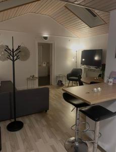 a living room with a table and chairs at Bakkely GuestHouse in Randers