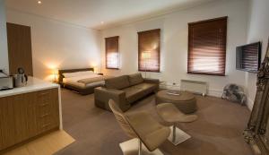 uma sala de estar com um sofá e uma cama em Ikon Hotel em Burnie