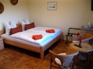 ein Schlafzimmer mit einem Bett mit zwei Kissen darauf in der Unterkunft Pension Wiesenhof B&B in Templin