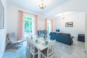 a living room with a table and a couch at Happyfew maison Michelet in Nice