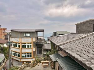 an overhead view of a building with roofs at 隱山居 海景包棟2-10人 in Jiufen