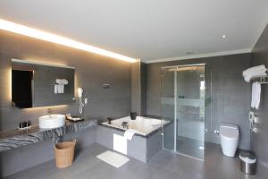 Koupelna v ubytování Imperial Dynasty Boutique Hotel