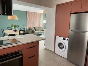 a kitchen with a washer and dryer in a kitchen at appartement cosy in Nîmes