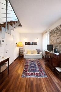 a living room with a white couch and a rug at La Suite del Centro in Lazise