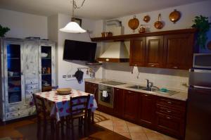 a kitchen with a table with chairs and a sink at Casa Alpina Place in Isolaccia