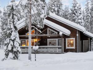 a log cabin in the snow at Holiday Home Artturi by Interhome in Levi