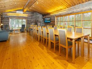 a dining room with a wooden table and chairs at Holiday Home Metsä-luosto by Interhome in Luosto