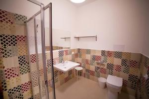 un bagno con un water e un lavandino di Home Scala dei Turchi B&B a Realmonte