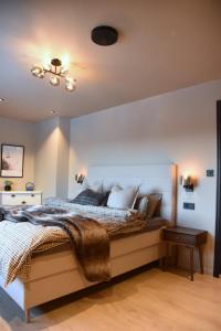 a bedroom with a bed and a chandelier at Stort hus med jaquzzi in Geilo