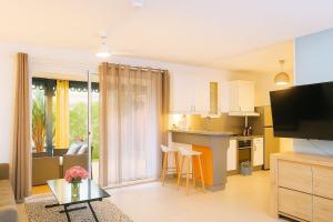 a living room with a kitchen and a living room at Studio Les Salines Orient-Bay in Orient Bay