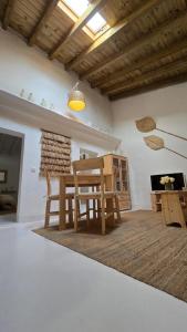 a room with a table and a chair in a room at Casa do Castelo Terena in Alandroal