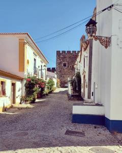 an alley with a street light on the side of a building at Casa do Castelo Terena in Alandroal