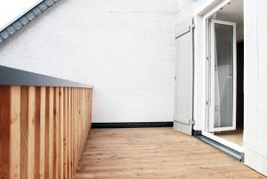 an empty room with a wooden floor and an open door at LUX Ferienwohnung im Weinort Pommern an der Mosel in Pommern