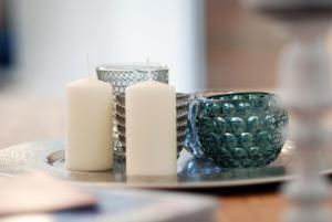 a table with two candles and a glass bowl at LUX Ferienwohnung im Weinort Pommern an der Mosel in Pommern +45 photos