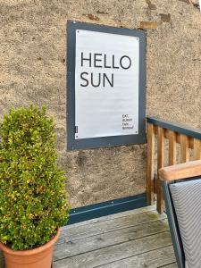 a sign for a hello sun on the side of a building at LUX Ferienwohnung im Weinort Pommern an der Mosel in Pommern