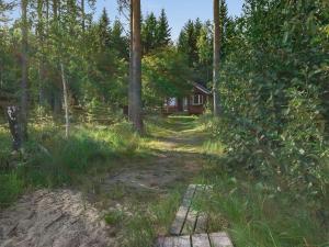 a path leading to a cabin in the woods at Holiday Home 6440 by Interhome in Pihlajaniemi