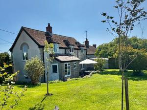 a large house with a yard in front of it at April Cottage Meadow Studio in Mere