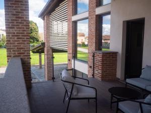 eine Terrasse mit Stühlen, einem Tisch und einem Fenster in der Unterkunft Agriturismo Risaltro in Trino
