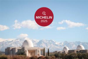 a sign for a museum with mountains in the background at Chozos Resort in Agrelo