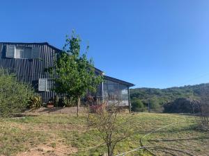 a house on a hill with a yard at La Roca in Estancia Vieja
