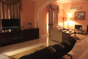 TV a/nebo společenská místnost v ubytování Royal Gardens Hotel