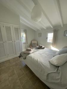 a bedroom with a large bed in a room at Casita Molivent in Parcent