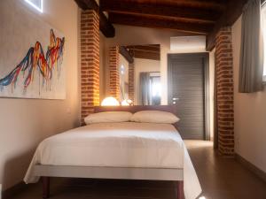 ein Schlafzimmer mit einem weißen Bett in einem Zimmer in der Unterkunft Agriturismo Risaltro in Trino + 38 Fotos