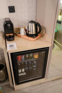 a small appliance with a tea kettle on top of it at Perla Pura in İzmir