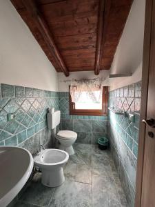 a bathroom with two toilets and a sink at Bed and Breakfast Bellavista in Olmedo +4 photos