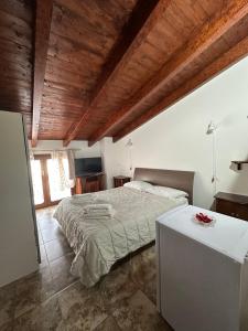 a bedroom with a large bed and a table at Bed and Breakfast Bellavista in Olmedo