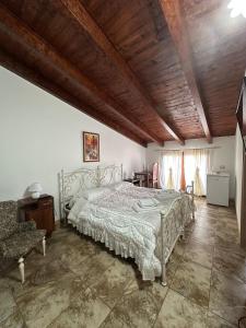 a bedroom with a bed and a wooden ceiling at Bed and Breakfast Bellavista in Olmedo