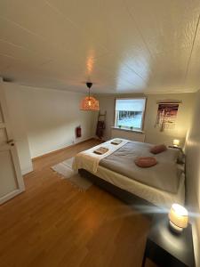 ein Schlafzimmer mit einem großen Bett und einem Fenster in der Unterkunft Hej hus! in Nikkala